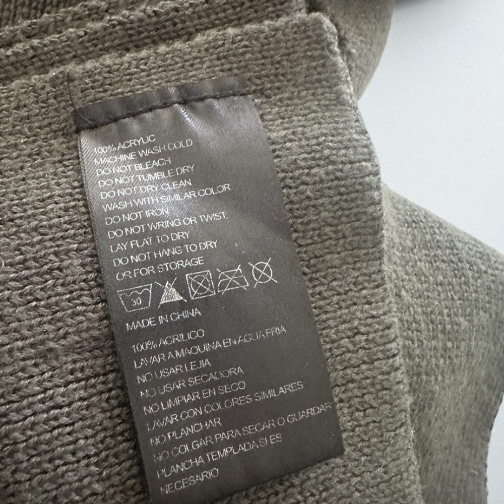 Emporio Armani Women's/ Men's/ Unisex) Grey Scarf 59” Long 8” Wide (GUC) - Picture 6 of 7